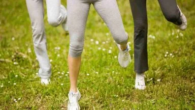 Cosa succede davvero quando stai su una gamba sola: il tuo corpo non smetterà di ringraziarti