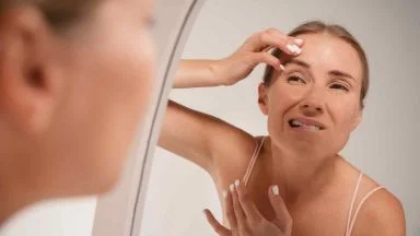 Gli esercizi da fare a casa per far sparire le rughe sul viso, il risultato è sorprendente