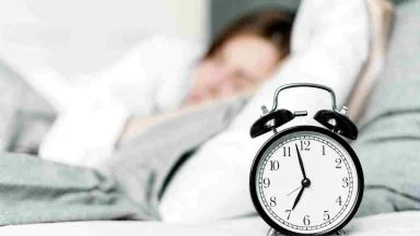 Senza sonno, il tuo cervello cambia: quanto bisogna veramente dormire per la salute