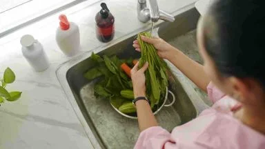 Come lavare la verdura, commettono tutti lo stesso errore: solo se fai così sei protetto