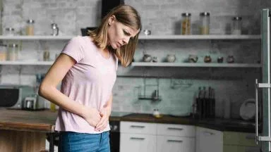 Hai spesso mal di pancia dopo aver mangiato? Le possibili cause (e quando preoccuparti)