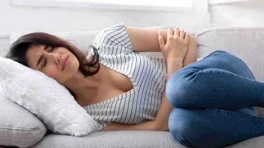 È un’abitudine comunissima, ma può farti ingerire micro e nanoplastiche ogni giorno: gli esperti sono preoccupatissimi