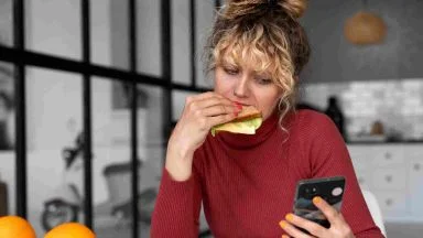 La dieta del senza schermo: cosa succede al tuo stomaco se mangi senza guardare il telefono