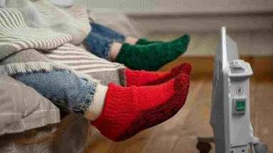 Se ti succede spesso, fermati a leggere: mani e piedi freddi non sono solo un fastidio