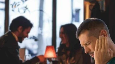 Perché dovresti massaggiarti le orecchie prima di un appuntamento importante: il piccolo gesto che t