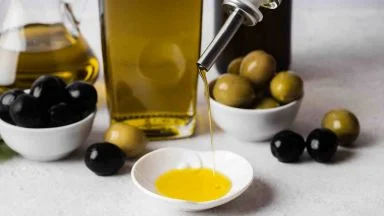Olio d'oliva, l'errore che commetti ogni giorno e che lo trasforma da 'medicina' a nemico del fegato