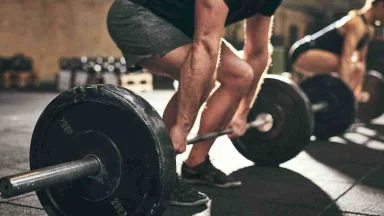 Hai più di 45 anni? Dimentica la palestra: questi 7 esercizi rapidi valgono più di un'ora di cardio