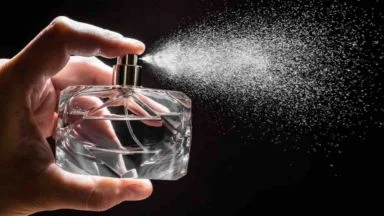 Stai facendo del male alla tiroide senza saperlo: non spruzzare mai il profumo qui