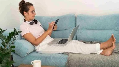 Sedentarietà killer: ecco quante volte dovresti alzarti dalla scrivania per proteggere il cuore