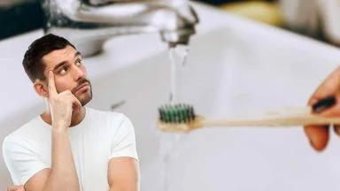 Ecco perché bagnare lo spazzolino prima di lavarti i denti è uno degli errori più grandi che puoi fare