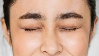 Problemi alla tiroide, uno dei primi segnali lo vedi nelle sopracciglia: il dettaglio da non trascurare