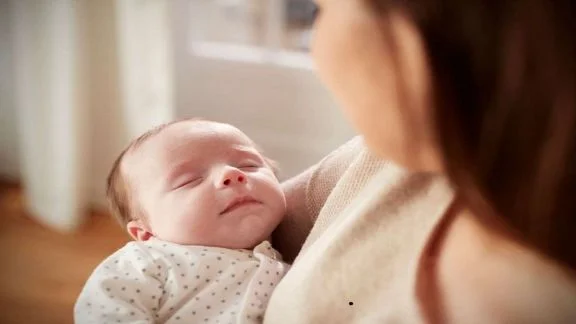 neonato_in_braccio_medicitalia